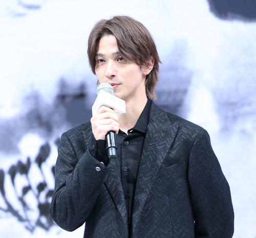 映画「線は、僕を描く」の完成報告会であいさつをする横浜流星（撮影・星夏穂）