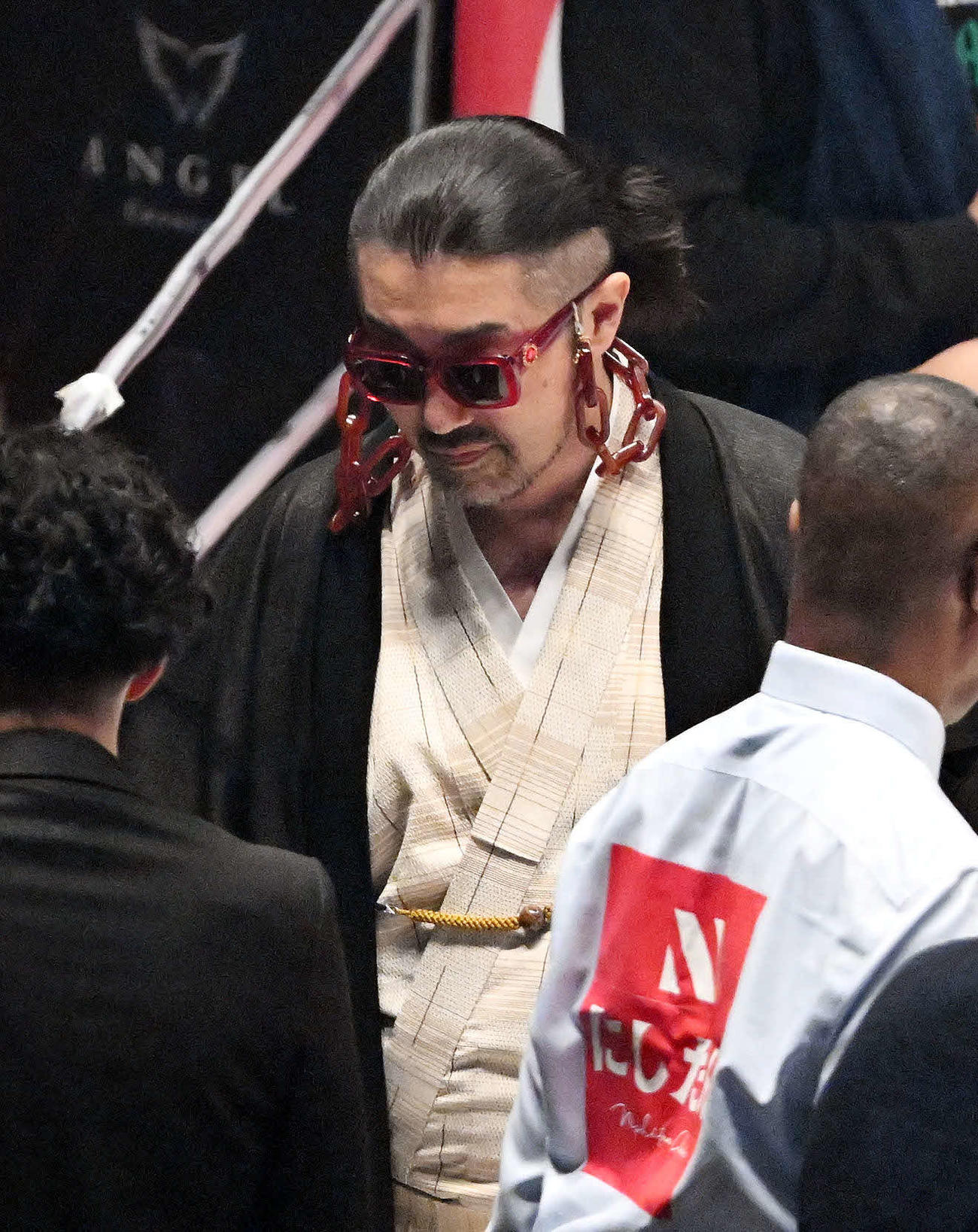 試合前にフロイド・メイウェザーに花束を手渡さずリングに落としたごぼうの党の奥野卓志氏（2022年9月25日）