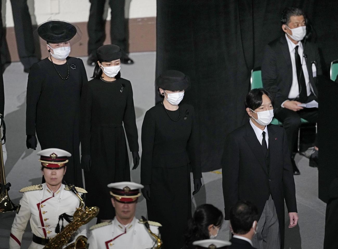 安倍元首相の国葬に臨まれる秋篠宮ご夫妻と佳子さま（共同）