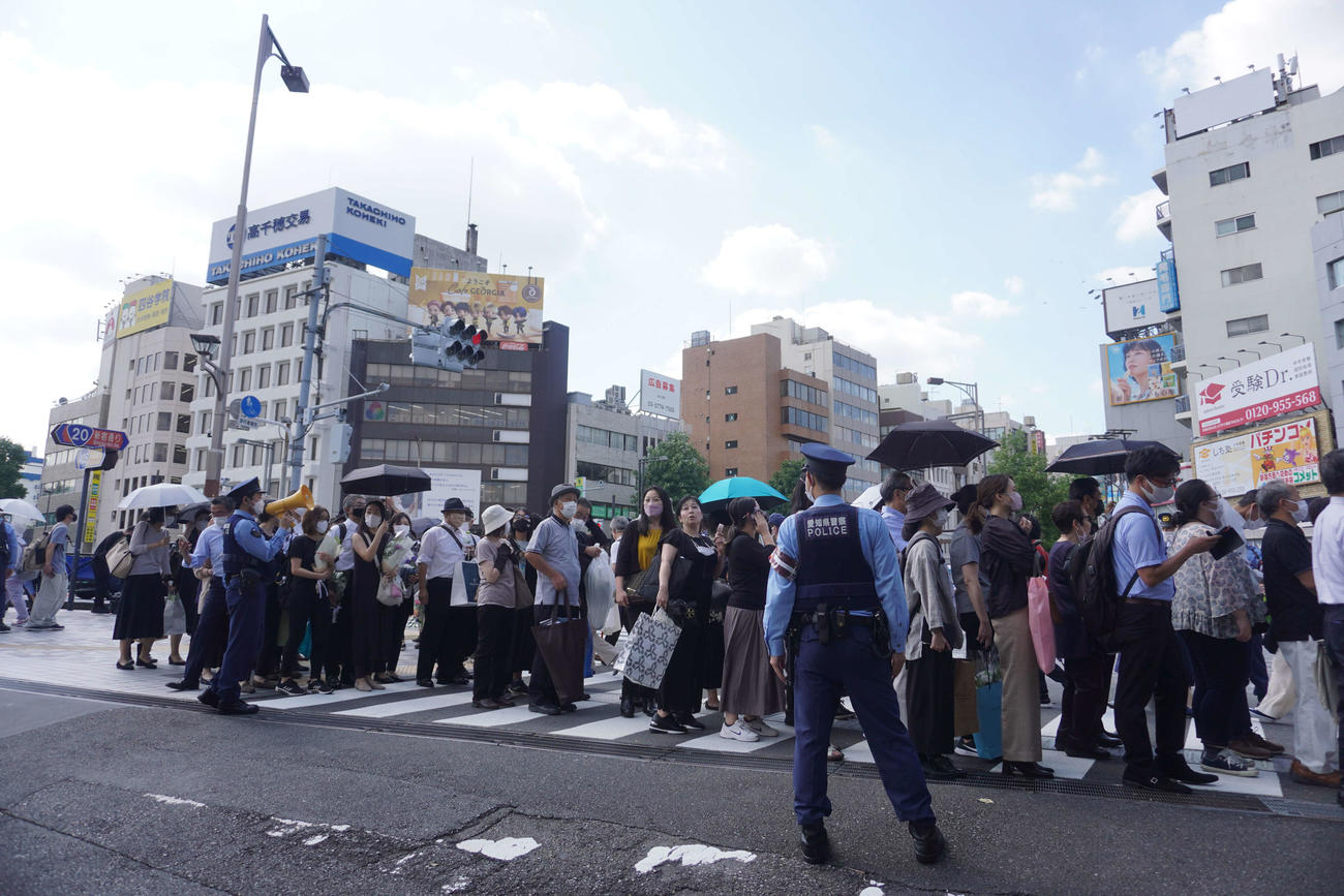 献花場に向かう人たちの列はJR四ツ谷駅周辺にまで延びた（撮影・沢田直人）