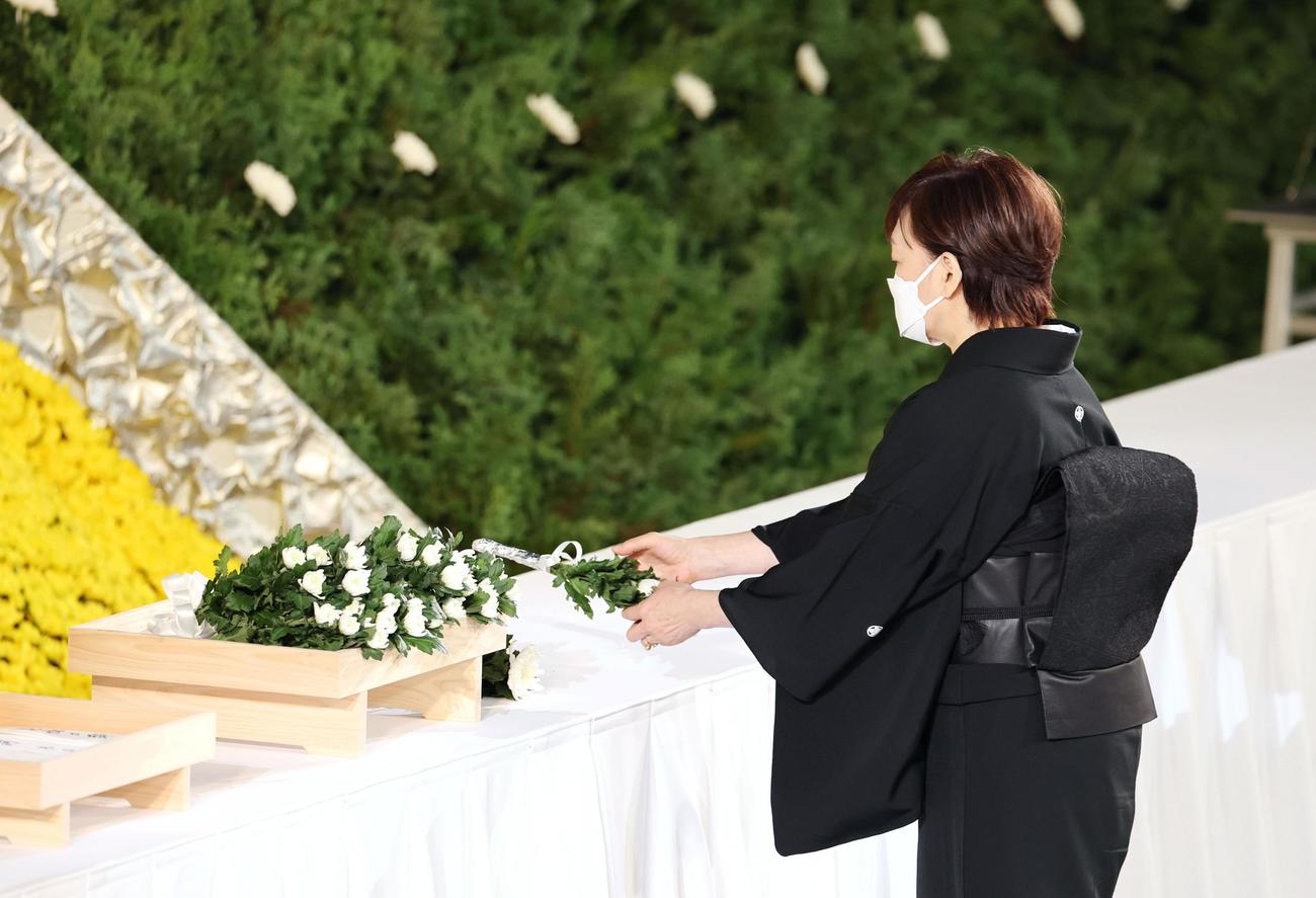 安倍元首相の国葬で献花を行う昭恵夫人（共同）