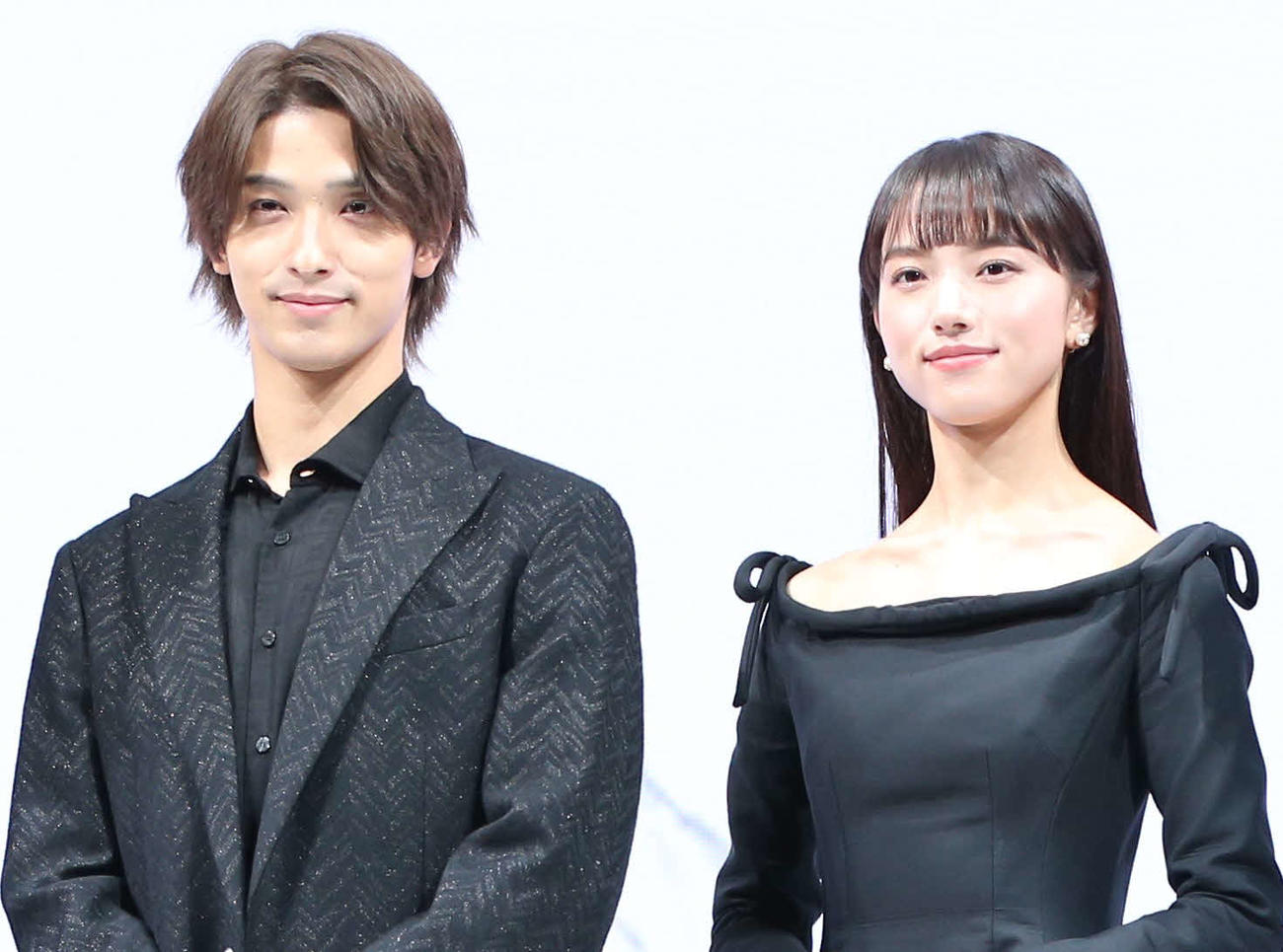 映画「線は、僕を描く」の完成報告会で記念撮影する横浜流星（左）と清原果耶（撮影・星夏穂）