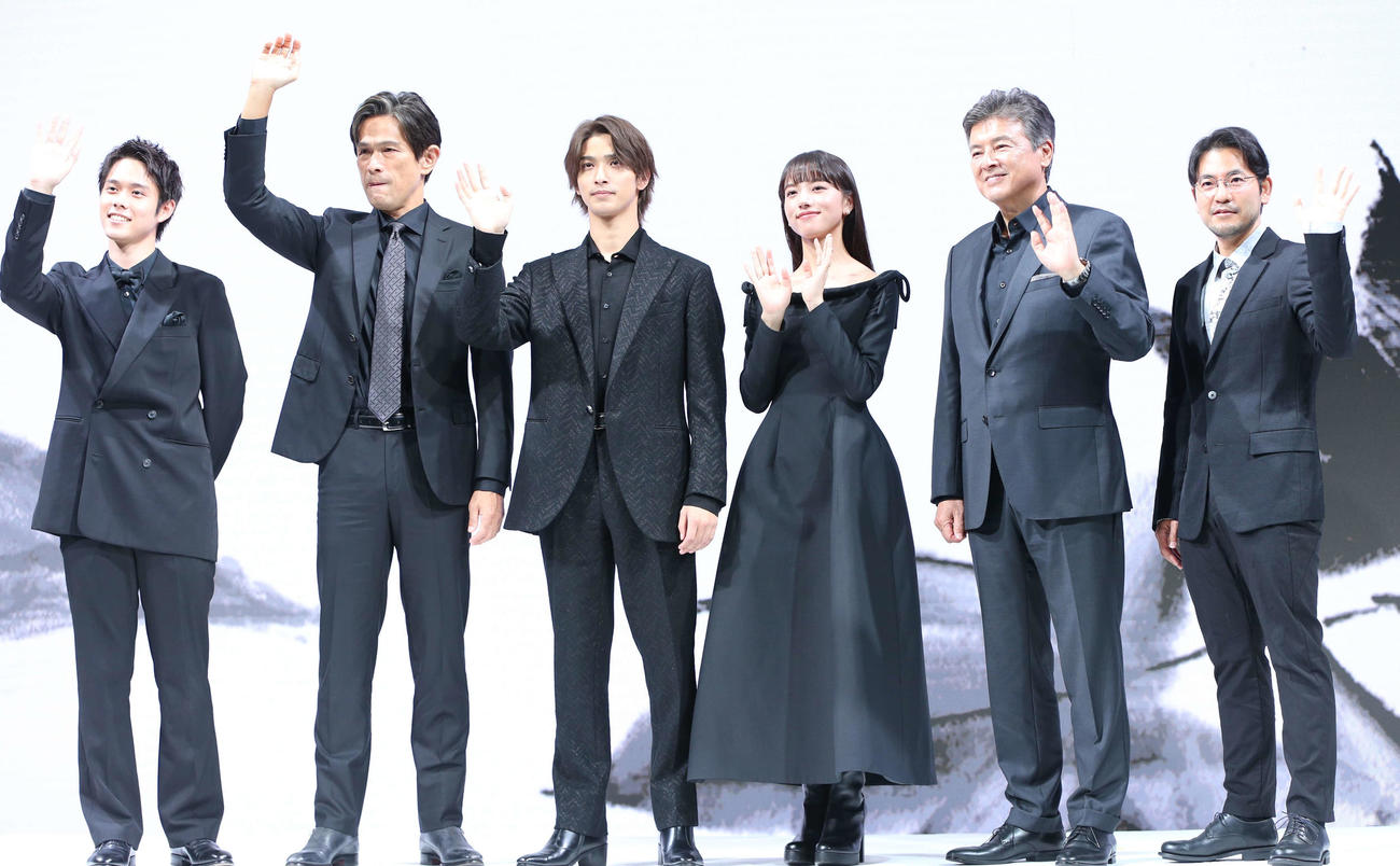 映画「線は、僕を描く」の完成報告会で記念撮影する、左から細田佳央太、江口洋介、横浜流星、清原果耶、三浦友和、小泉徳宏監督（撮影・星夏穂）