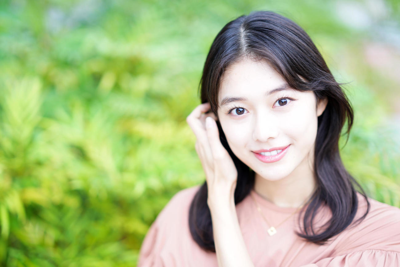 艶やかな表情でカメラを見つめる矢崎希菜さん、透き通るような透明感がとても印象的でした（撮影・横山健太）