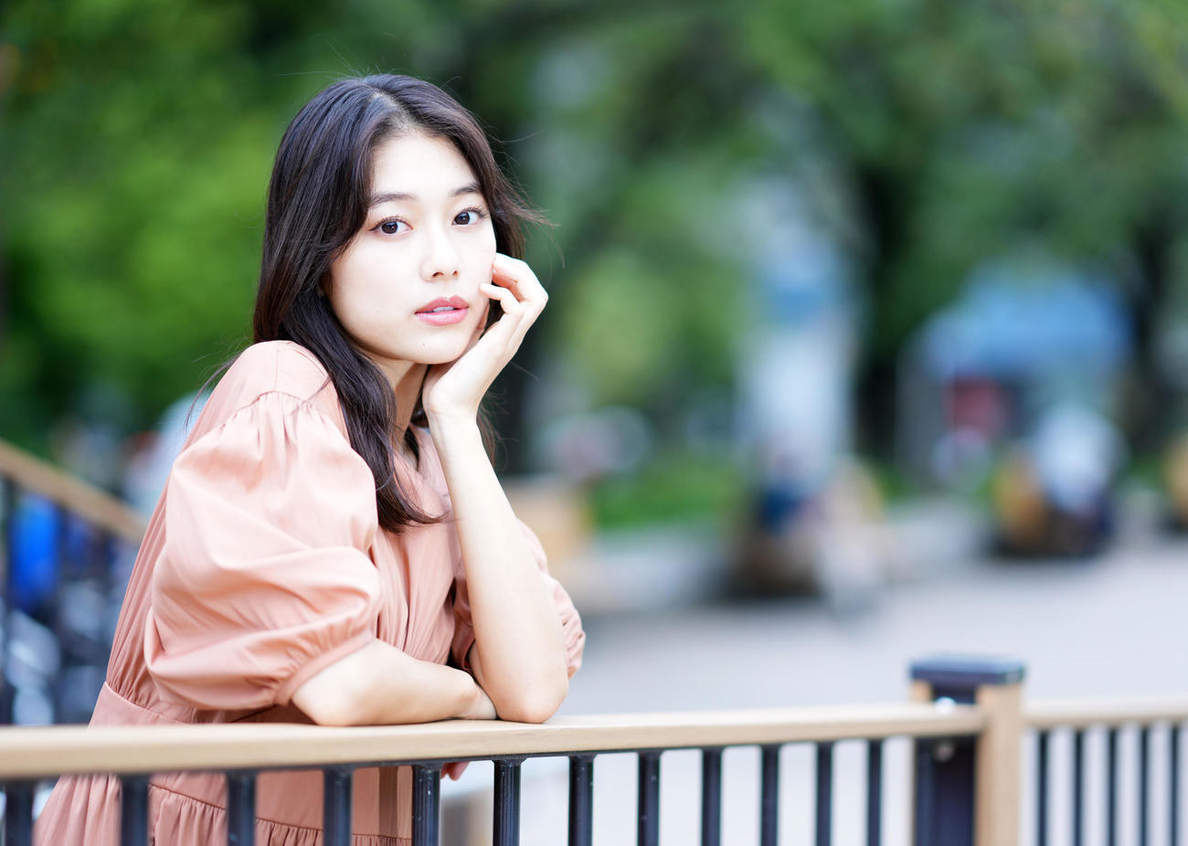艶やかな表情でカメラを見つめる矢崎希菜さん、透き通るような透明感がとても印象的でした（撮影・横山健太）