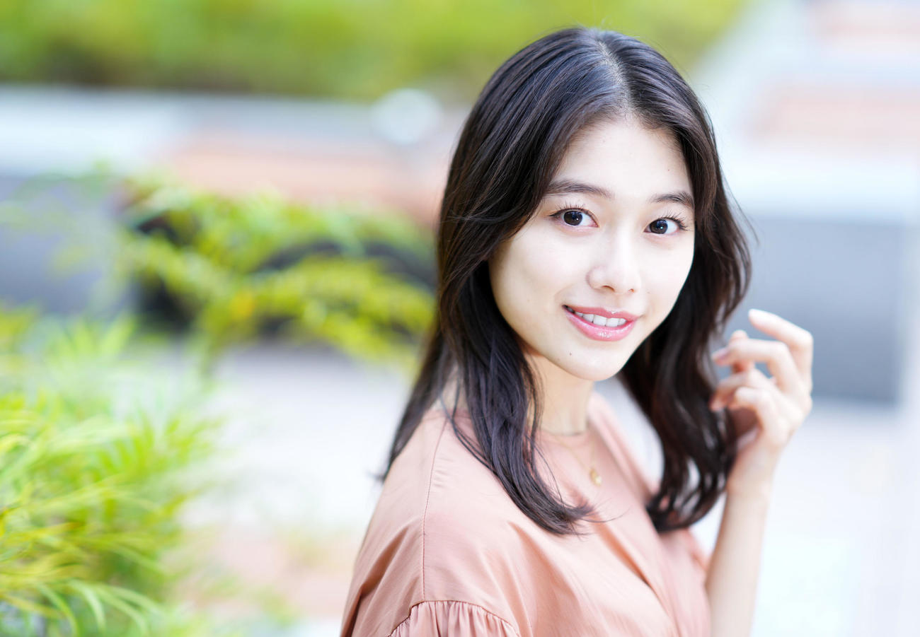 艶やかな表情でカメラを見つめる矢崎希菜さん、透き通るような透明感がとても印象的でした（撮影・横山健太）