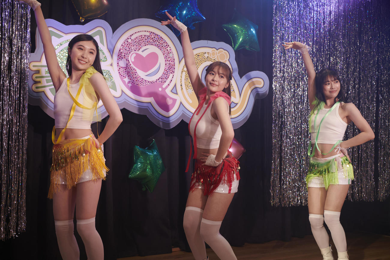 ドラマ「闇金ウシジマくん外伝　闇金サイハラさん」で地下アイドル「メロりん」を体当たりで演じる矢崎希菜（右）
