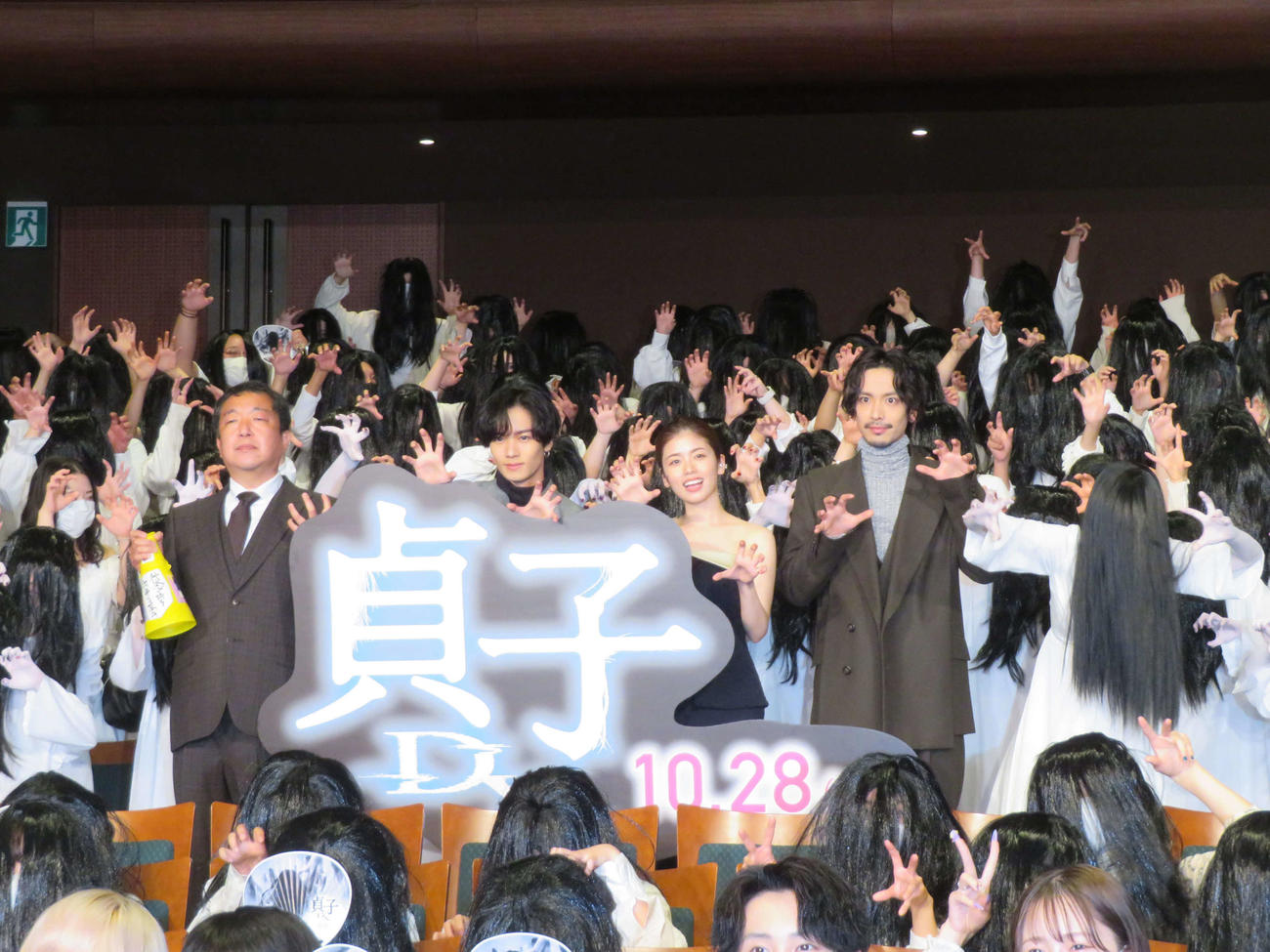 映画「貞子DX」完成披露試写会で貞子たちと撮影する、左から木村ひさし監督、川村壱馬、小芝風花、黒羽麻璃央（撮影・村上幸将）