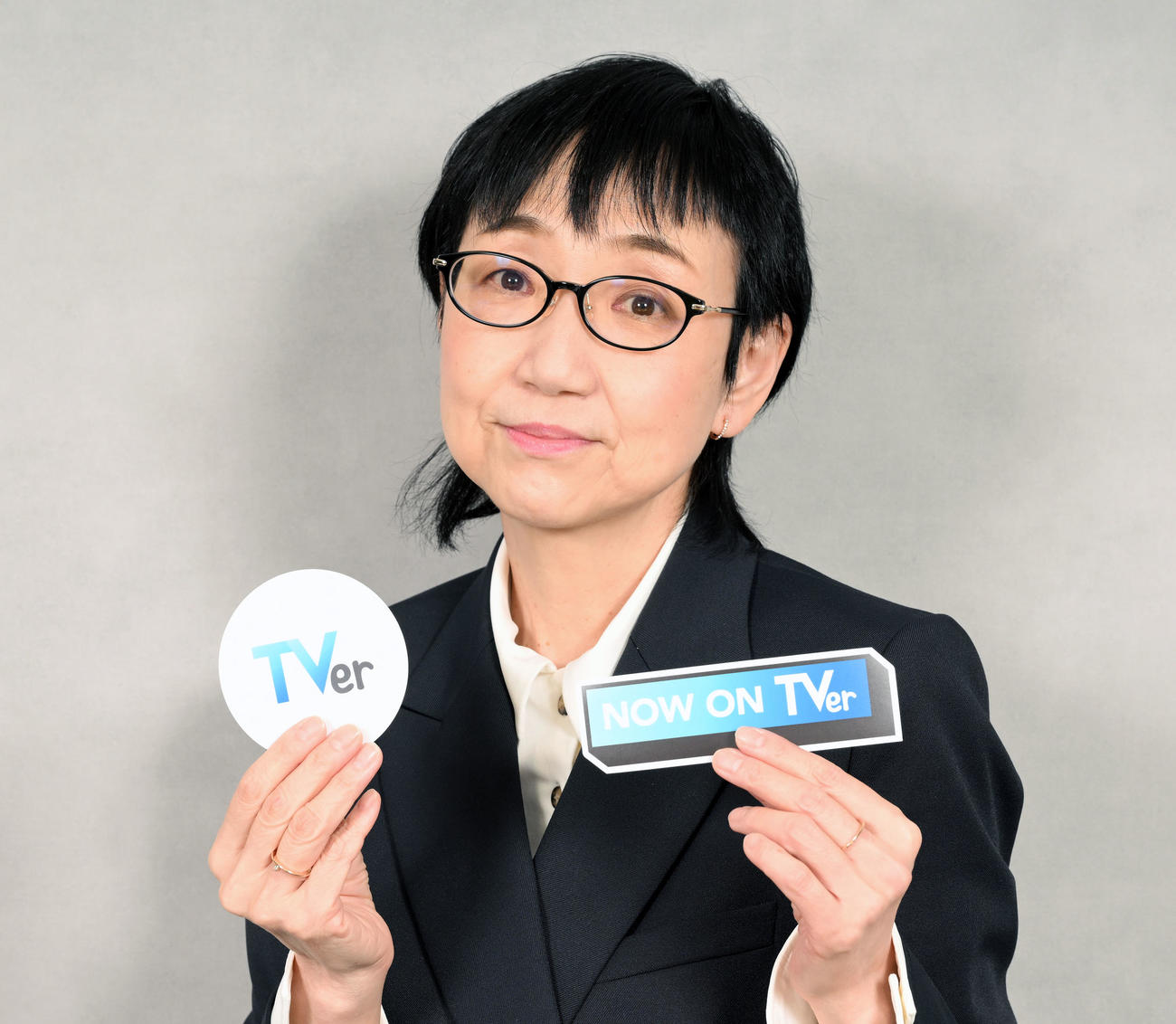 TVerのステッカーを手にする若生伸子社長（撮影・滝沢徹郎）