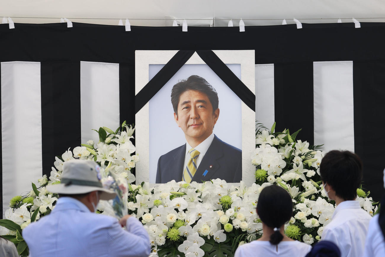 安倍元首相の国葬が行われる日本武道館近くに設けられた一般献花台に花を手向ける人たち（2022年9月27日）