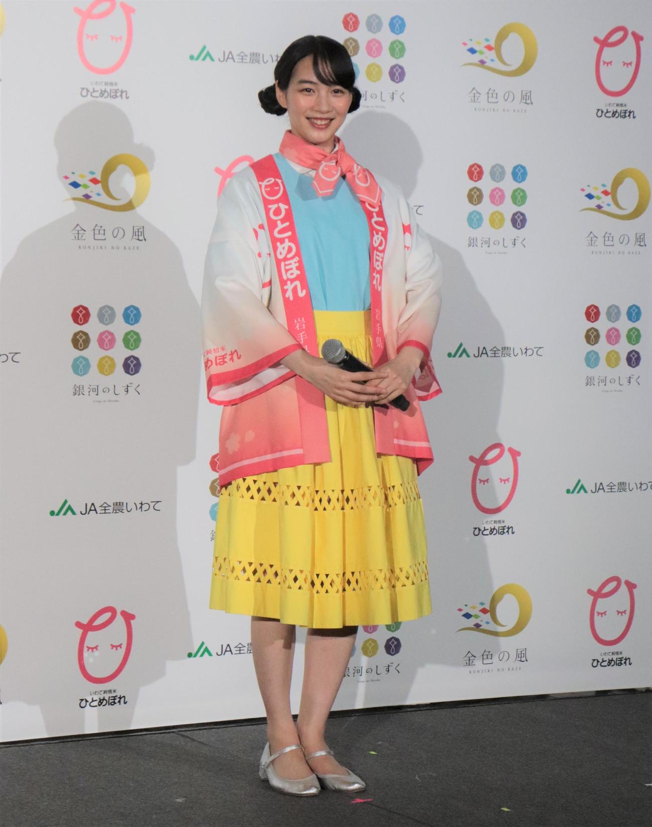 「2022『いわて純情米』新CM発表イベント」にピンク色のハッピ姿で登場したのん（撮影・藤塚大輔）