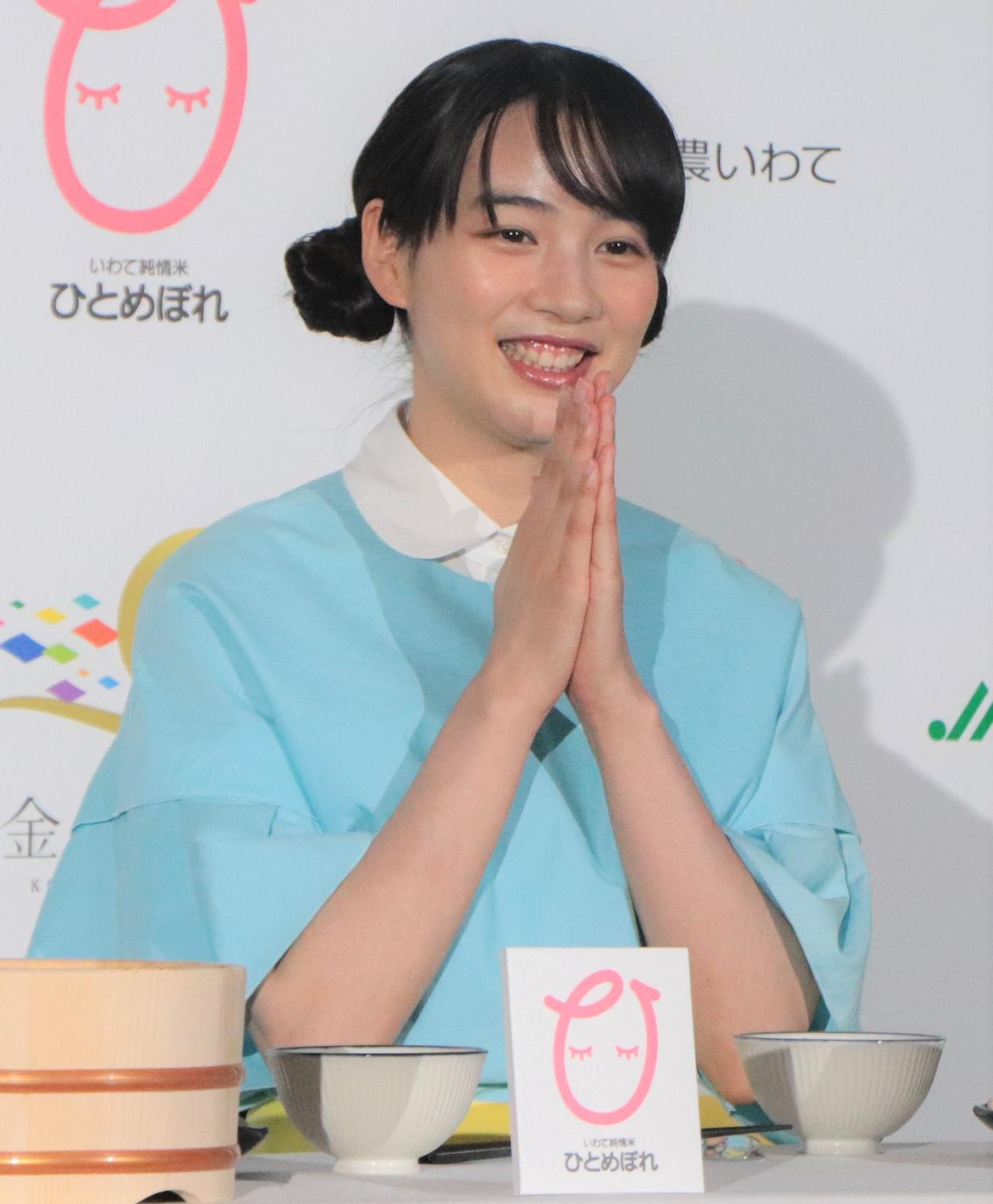 「2022『いわて純情米』新CM発表イベント」で岩手県産のお米を食べる前に合掌をするのん（撮影・藤塚大輔）