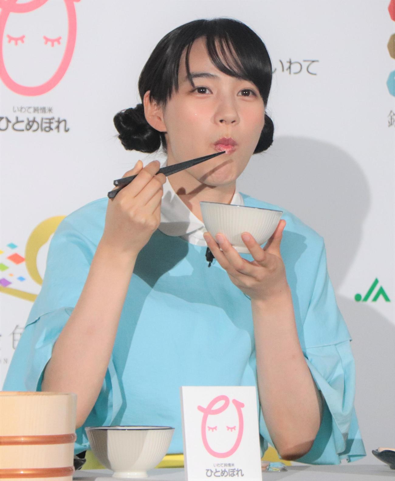 「2022『いわて純情米』新CM発表イベント」で岩手県産のお米を試食するのん（撮影・藤塚大輔）