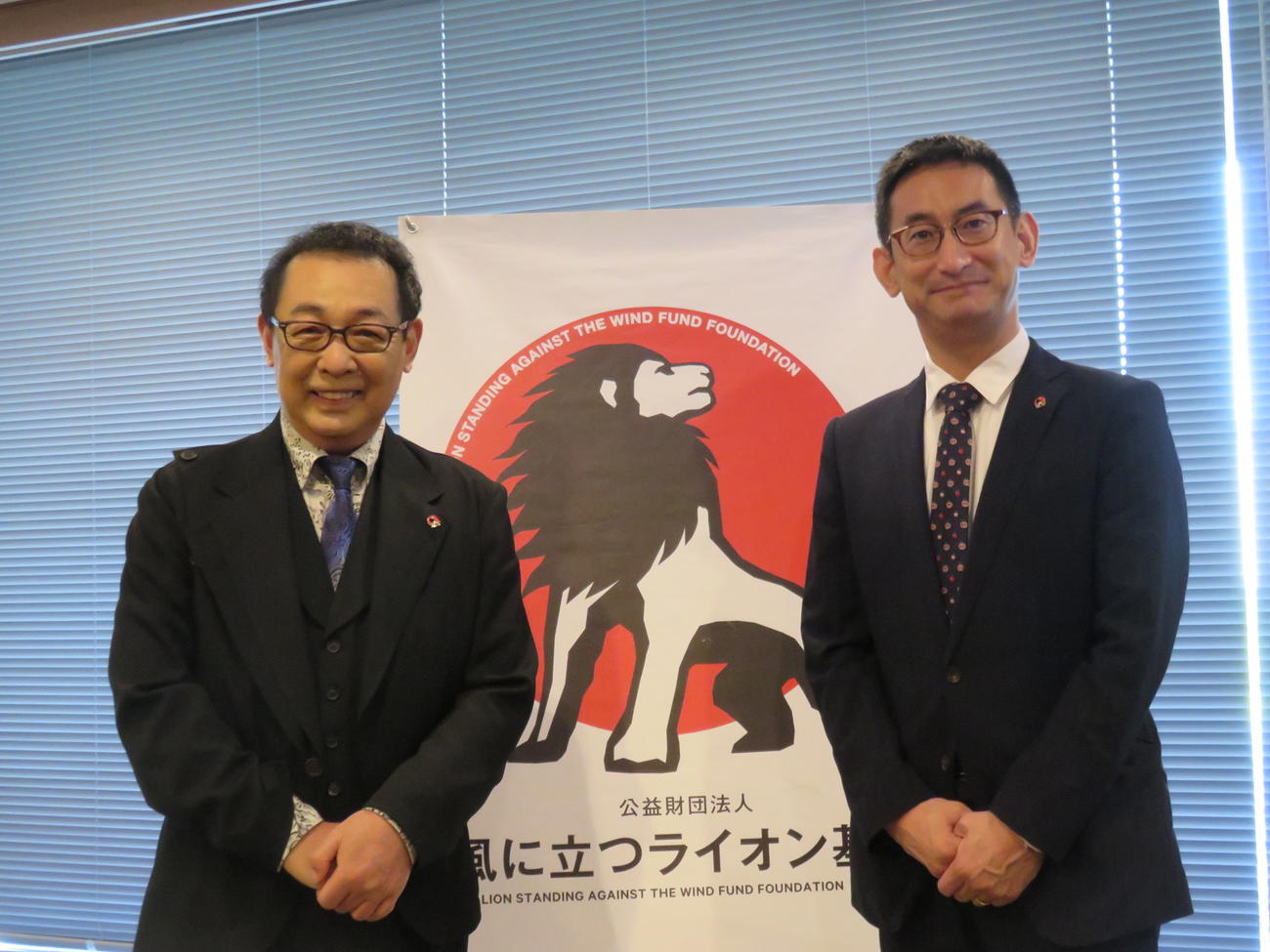 風に立つライオン・オブ・ザ・イヤーの新設を発表したさだまさし（左）財団の古竹孝一理事長