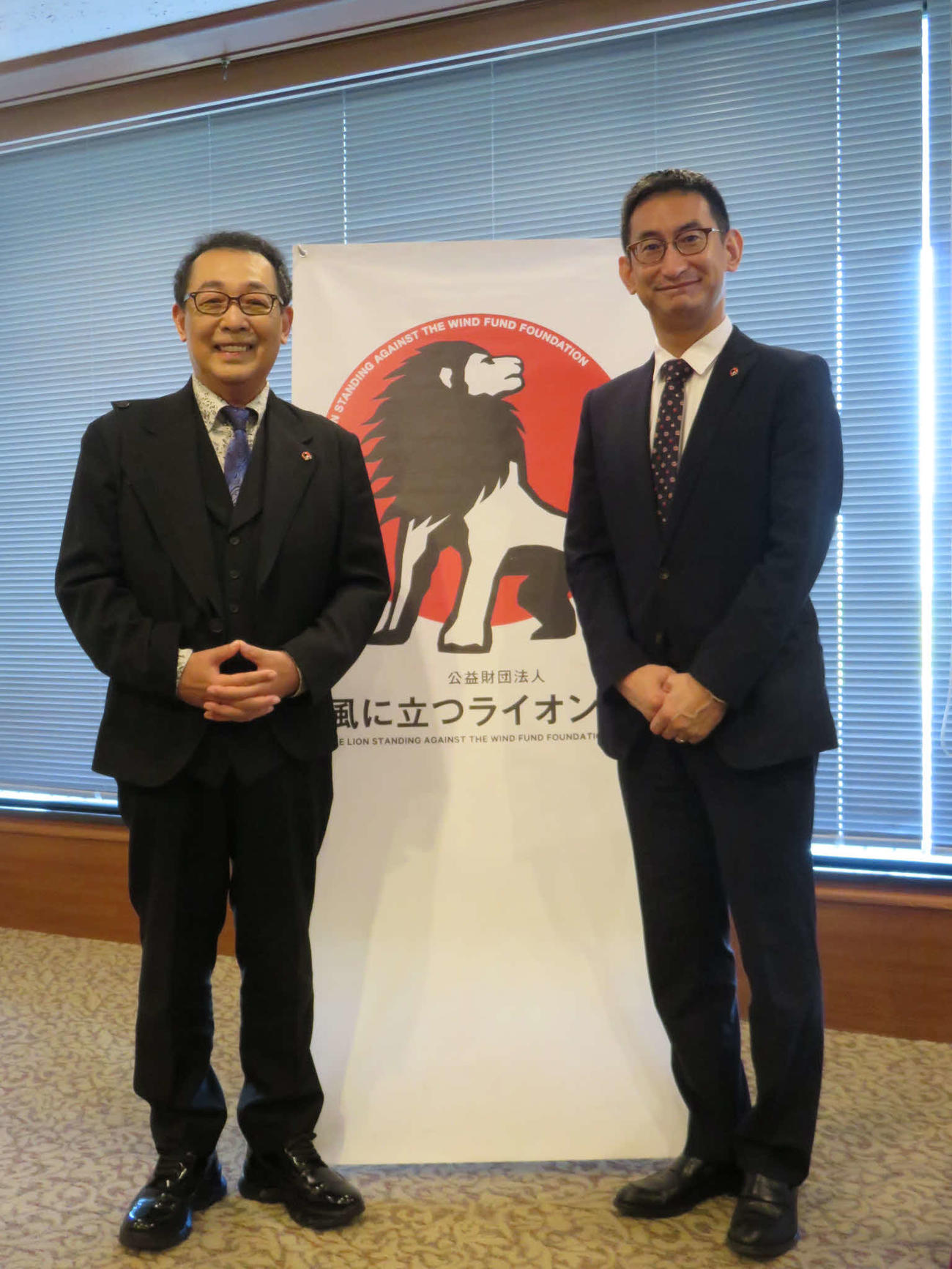 風に立つライオン・オブ・ザ・イヤーの新設を発表したさだまさし（左）財団の古竹孝一理事長