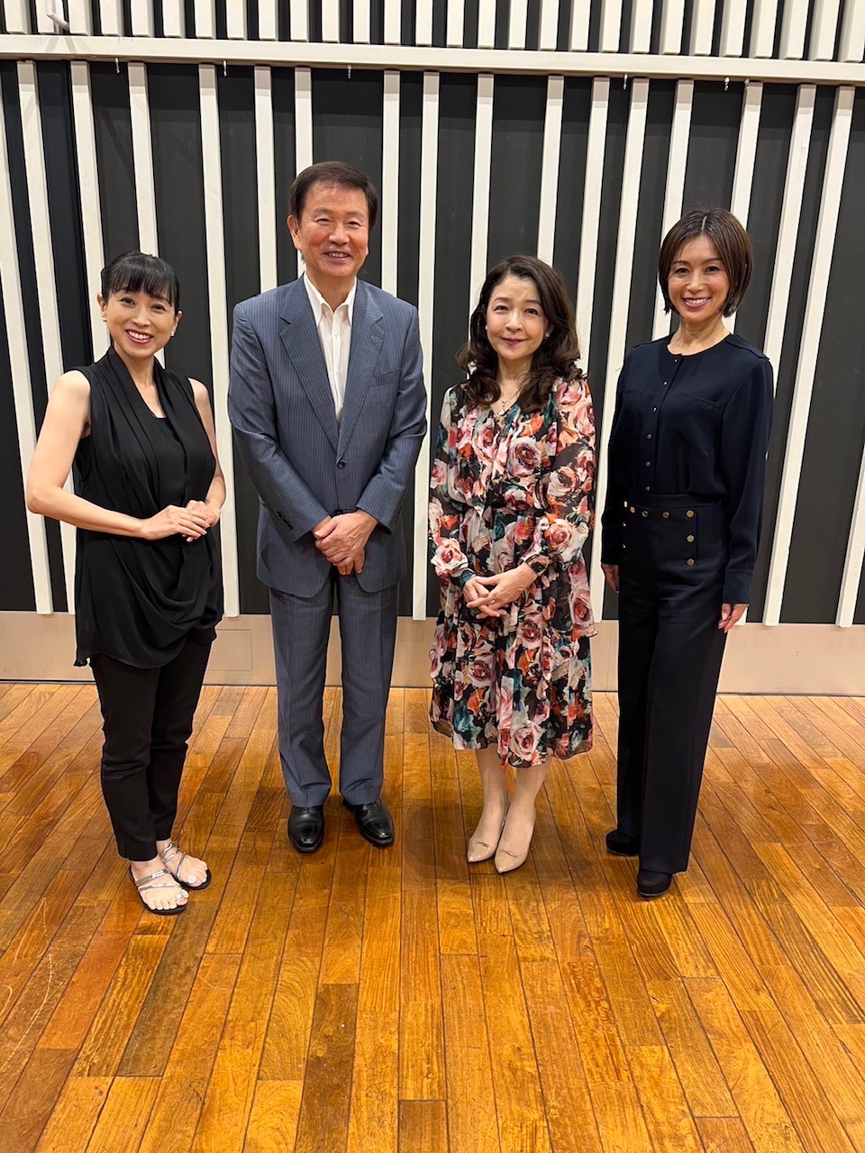 森田健作（左から2人目）のラジオ番組にゲスト出演した仲道郁代（同3人目）とアシスタントの西村知美（左端）酒井法子