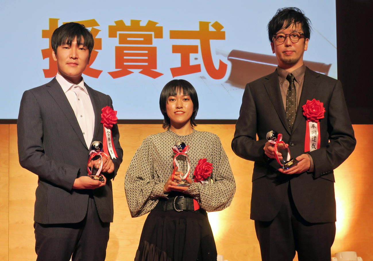「第22回テレビ朝日新人シナリオ大賞」発表会見で。左から、優秀賞の宮本真生さん、大賞の若杉栞南さん、優秀賞の平岡達哉さん