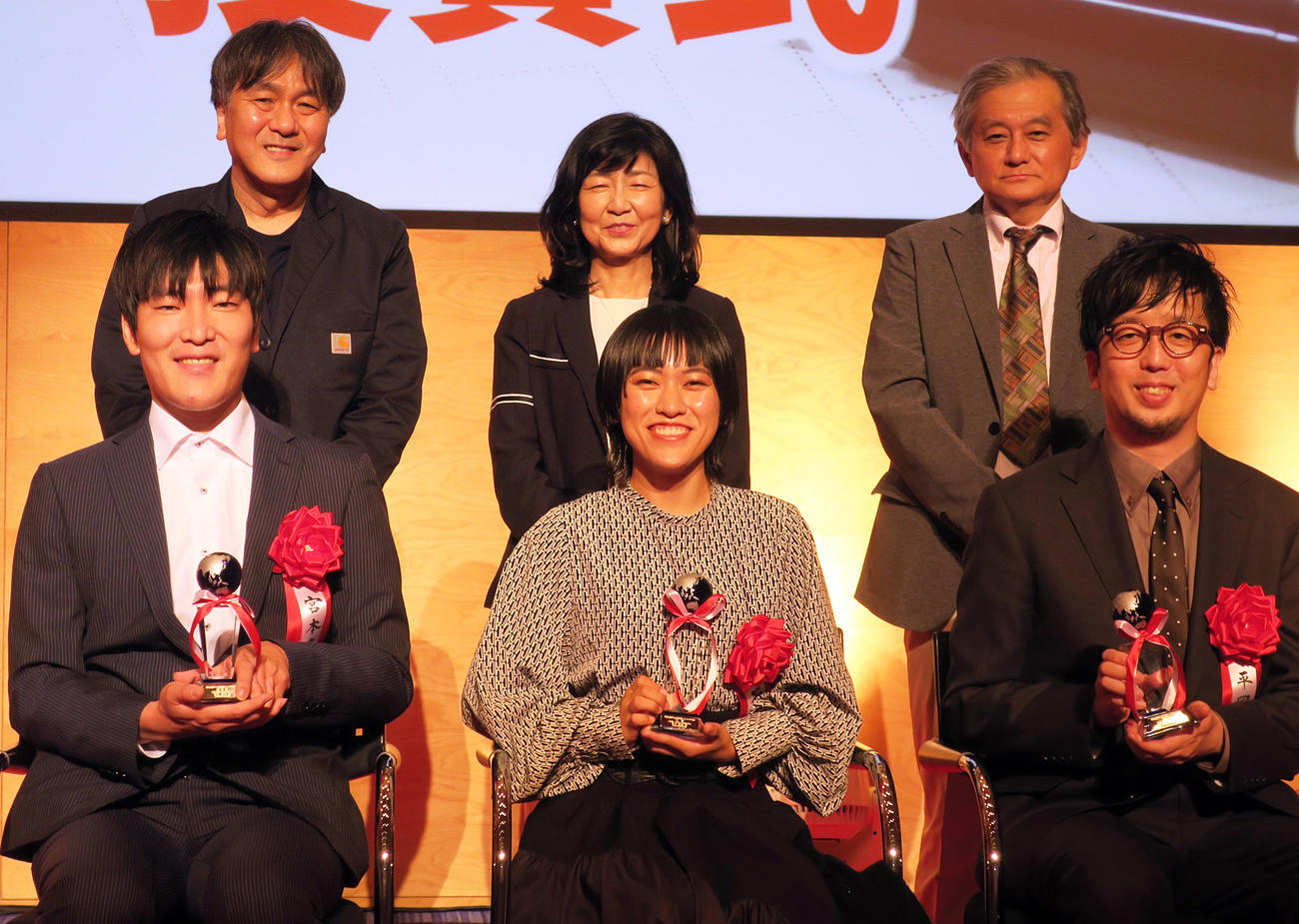 「第22回テレビ朝日新人シナリオ大賞」発表会見で。左から、優秀賞の宮本真生さん、大賞の若杉栞南さん、優秀賞の平岡達哉さん、上段左から、脚本家岡田恵和さん、井上由美子さん、両沢和幸さん