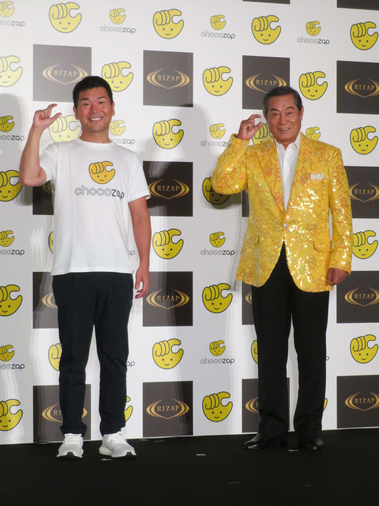 「chocozap」グランドオープン記念イベントでポーズをするRIZAPの瀬戸健社長（左）と松平健（撮影・村上幸将）