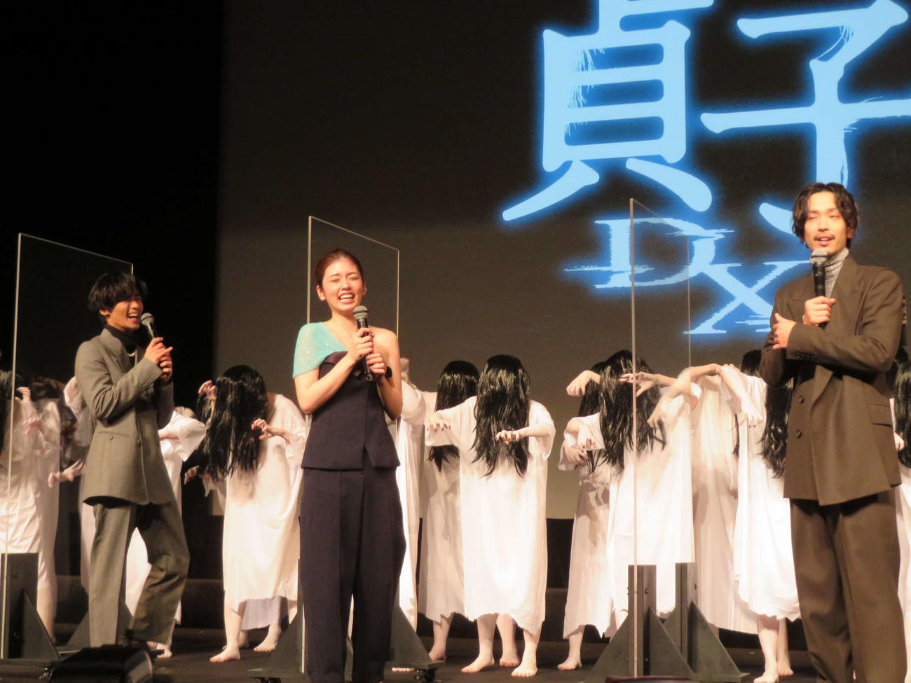 映画「貞子DX」完成披露試写会で30体の貞子がサプライズで登場して驚く、左から川村壱馬、小芝風花、黒羽麻璃央（撮影・村上幸将）