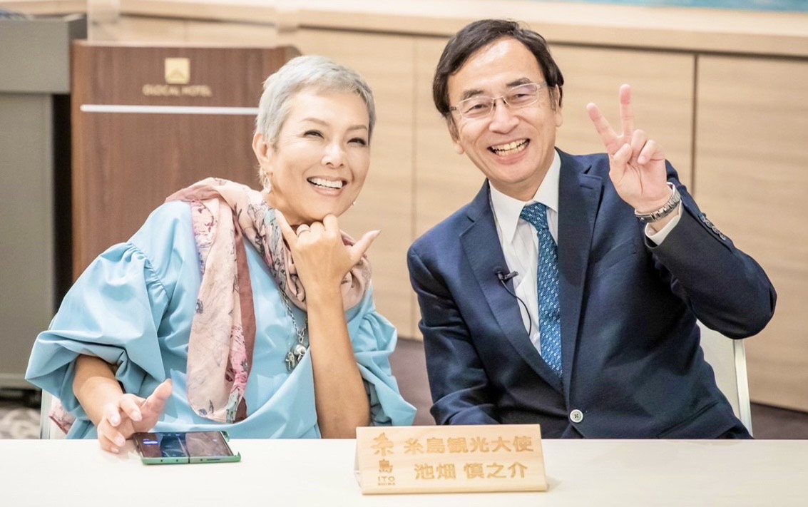 池畑慎之介（左）と月形祐二糸島市長か