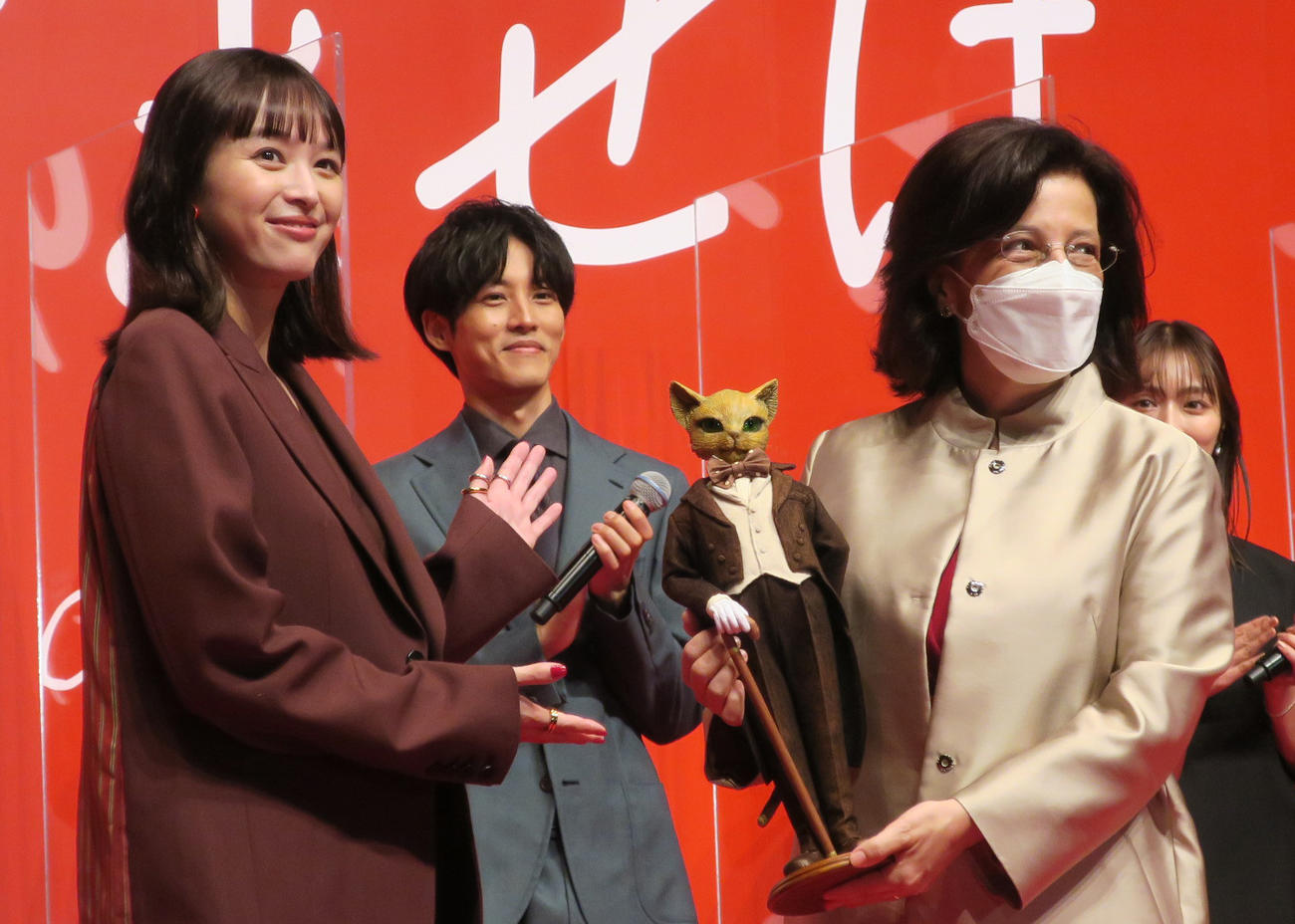 映画「耳をすませば」ジャパンプレミアイベントで、イタリア文化会館シルヴァーナ・デマイオさん（右）にバロン像を贈る清野菜名（左）。中央はW主演の松坂桃李