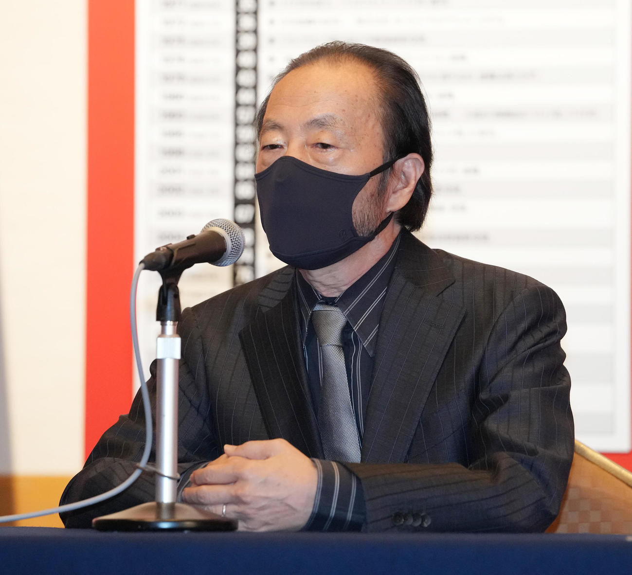 「劇画家さいとう・たかを　お別れの会」前に囲み取材に応じる秋本治氏（撮影・鈴木みどり）