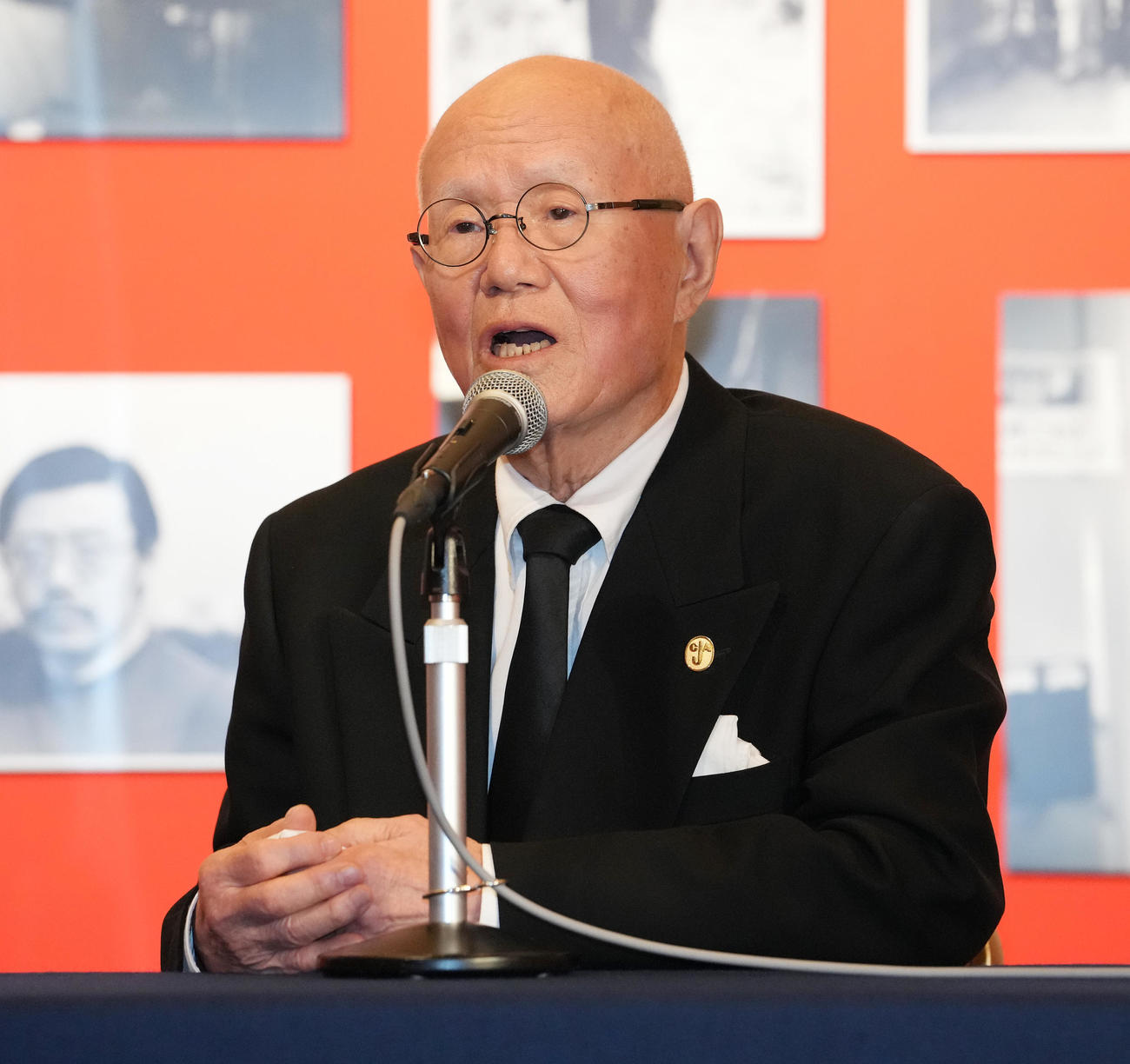 「劇画家さいとう・たかを　お別れの会」前に囲み取材に応じるちばてつや氏（撮影・鈴木みどり）