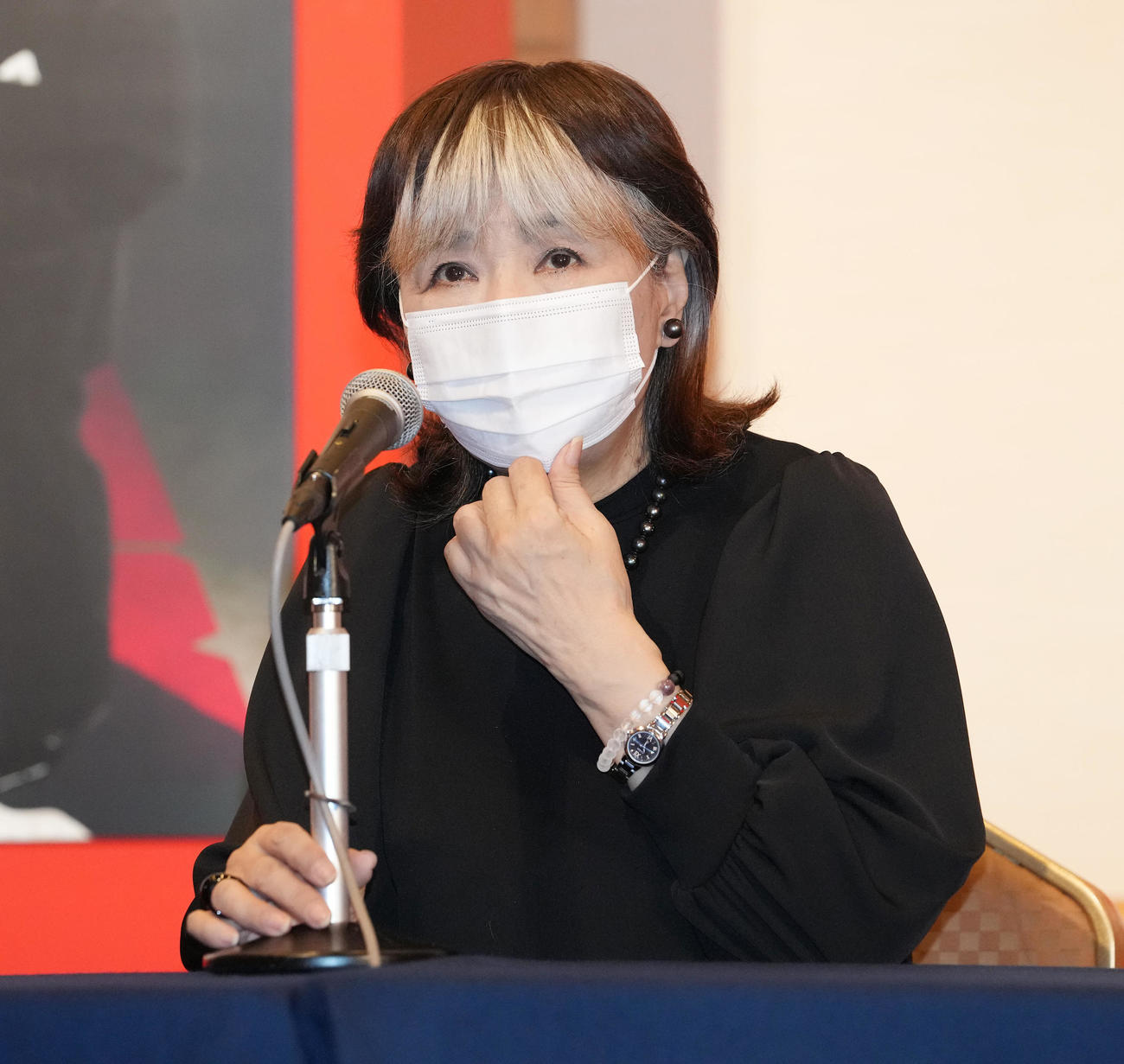 「劇画家さいとう・たかを　お別れの会」前に囲み取材に応じる里中満智子氏（撮影・鈴木みどり）
