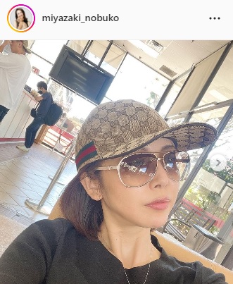 新婚旅行先のロサンゼルスの空港で自撮りする宮崎宣子アナ（宮崎宣子アナのインスタグラムより）