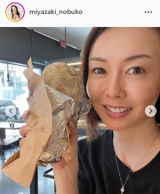 極太太巻きのような巨大ブリトーを見せる宮崎宣子アナ（宮崎宣子アナのインスタグラムより）