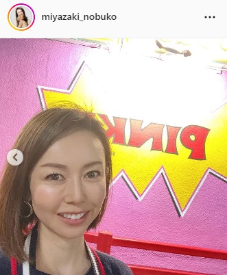 自撮りする宮崎宣子アナ（宮崎宣子アナのインスタグラムより）