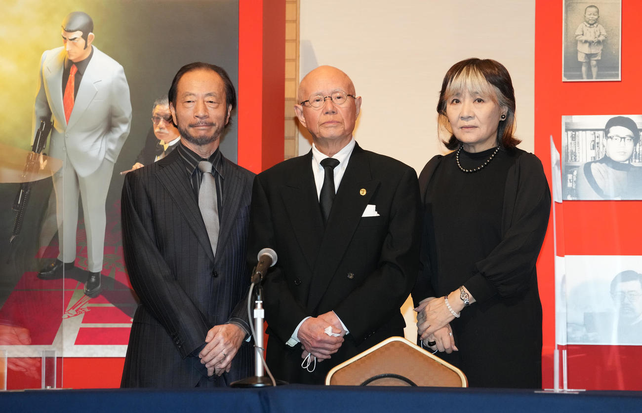 「劇画家さいとう・たかを　お別れの会」前に囲み取材に応じる、左から秋本治氏、ちばてつや氏、里中満智子氏（撮影・鈴木みどり）