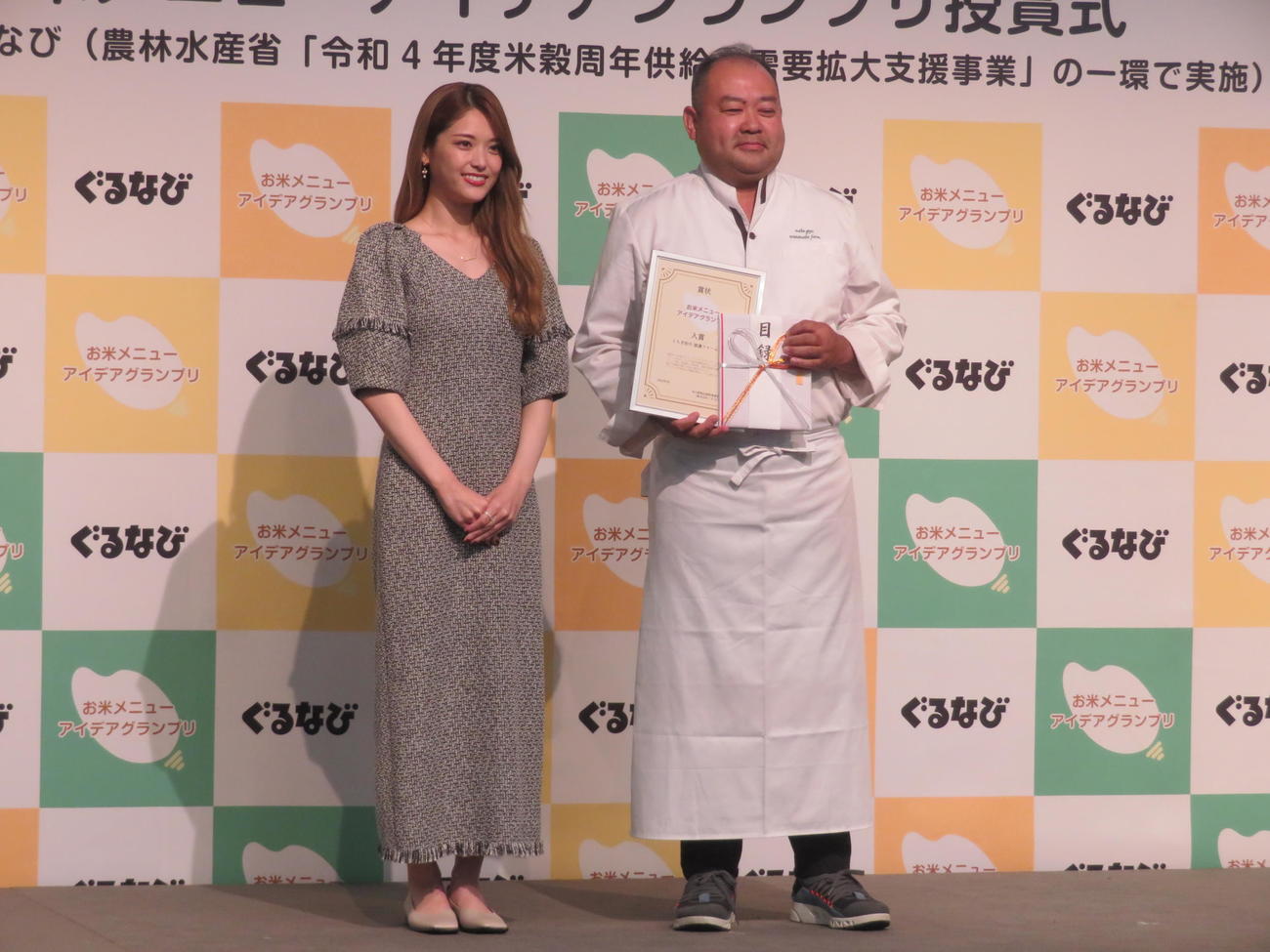 「お米メニューアイデアグランプリ授賞式」に出席した松村沙友理（左）。右は受賞者の渡邊智さん（撮影・横山慧）