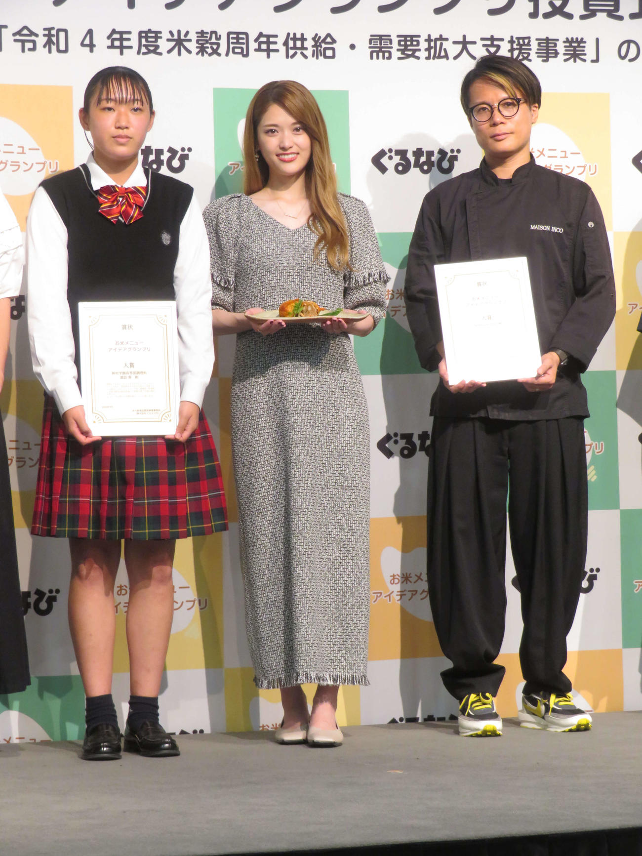 「お米メニューアイデアグランプリ授賞式」に出席した松村沙友理（中央）（撮影・横山慧）