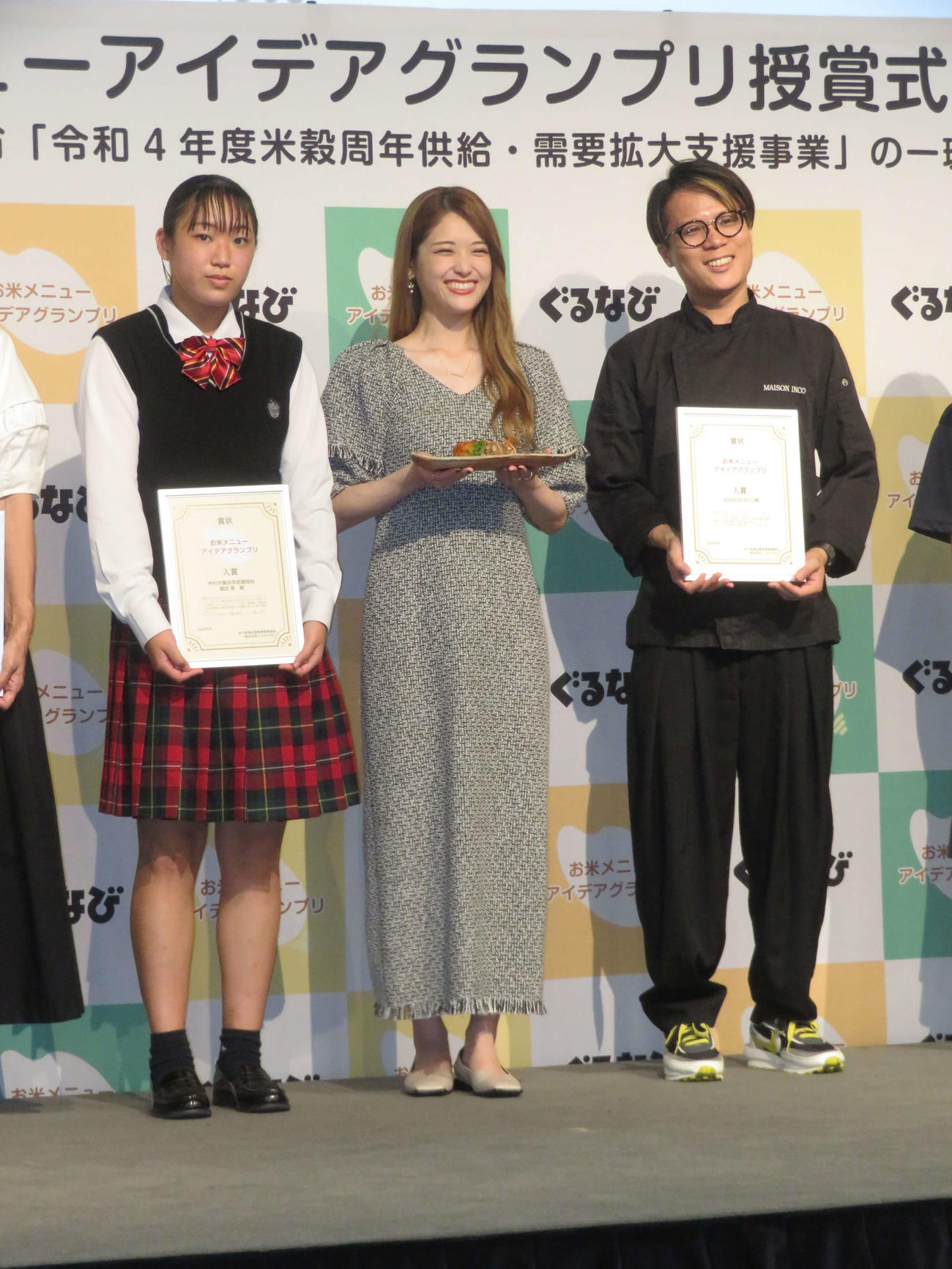 「お米メニューアイデアグランプリ授賞式」に出席した松村沙友理（中央）（撮影・横山慧）
