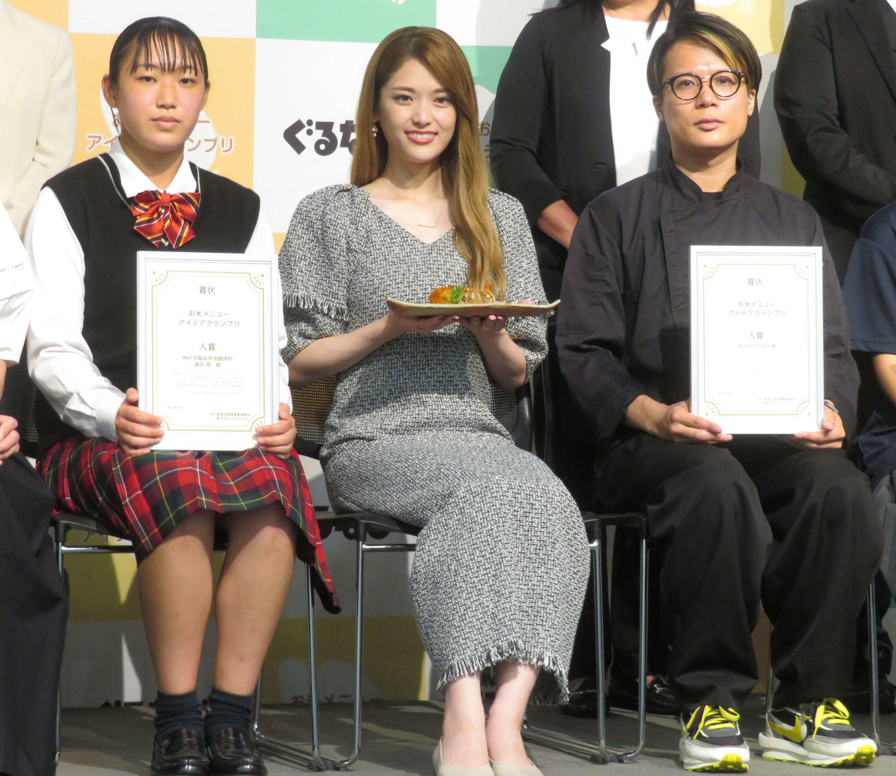 「お米メニューアイデアグランプリ授賞式」に出席した松村沙友理（中央）（撮影・横山慧）