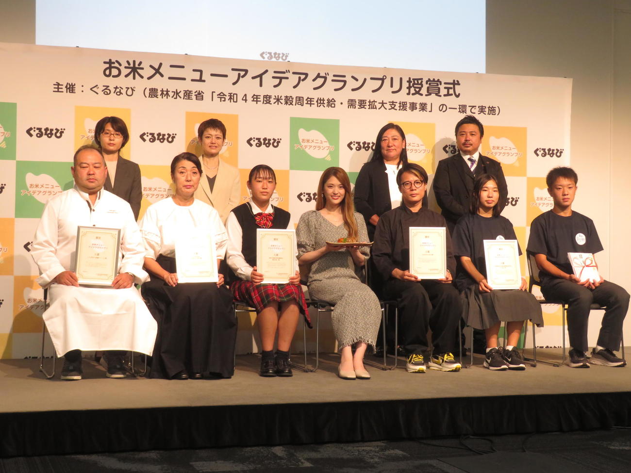 「お米メニューアイデアグランプリ授賞式」に出席した松村沙友理（中央）（撮影・横山慧）