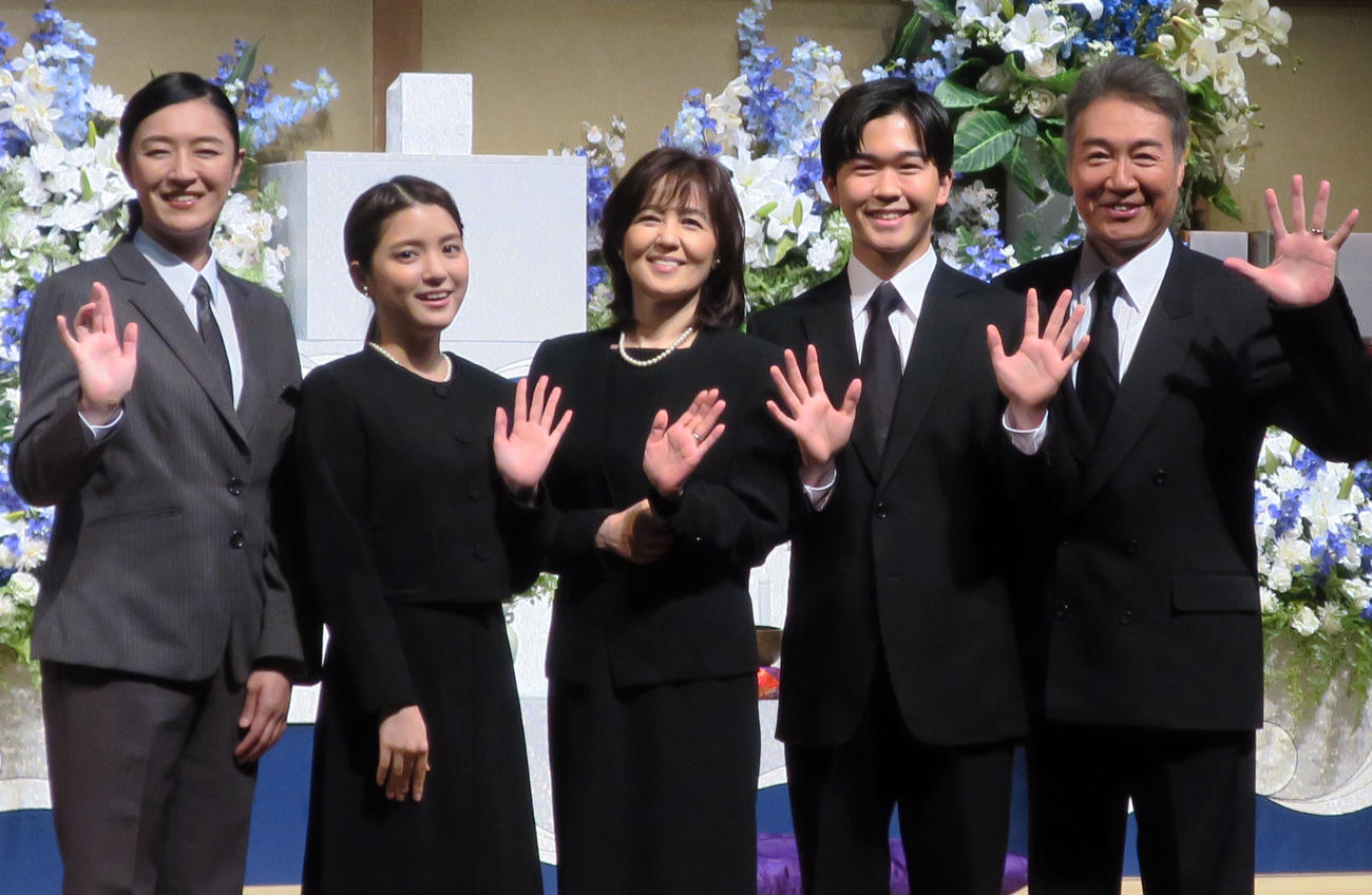舞台「きっとこれもリハーサル」の初日取材会で。左から、しゅはまはるみ、川島海荷、石野真子、鈴木福、羽場裕一