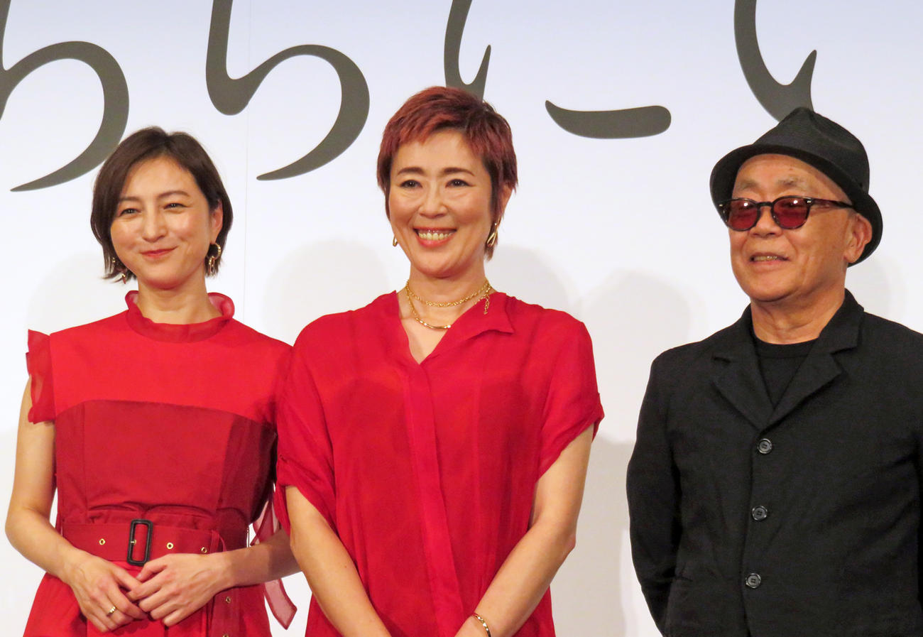映画「あちらにいる鬼」の完成披露試写会に出席した（左から）広末涼子、寺島しのぶ、廣木隆一監督