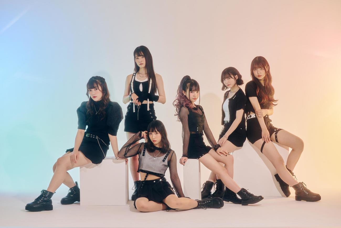 eドルとしてデビューしたDaisy（左から白咲乃愛、立ちが葉月ひな、座りが七瀬しの、杏藤心娃、鈴羽さくら、ゆきな）