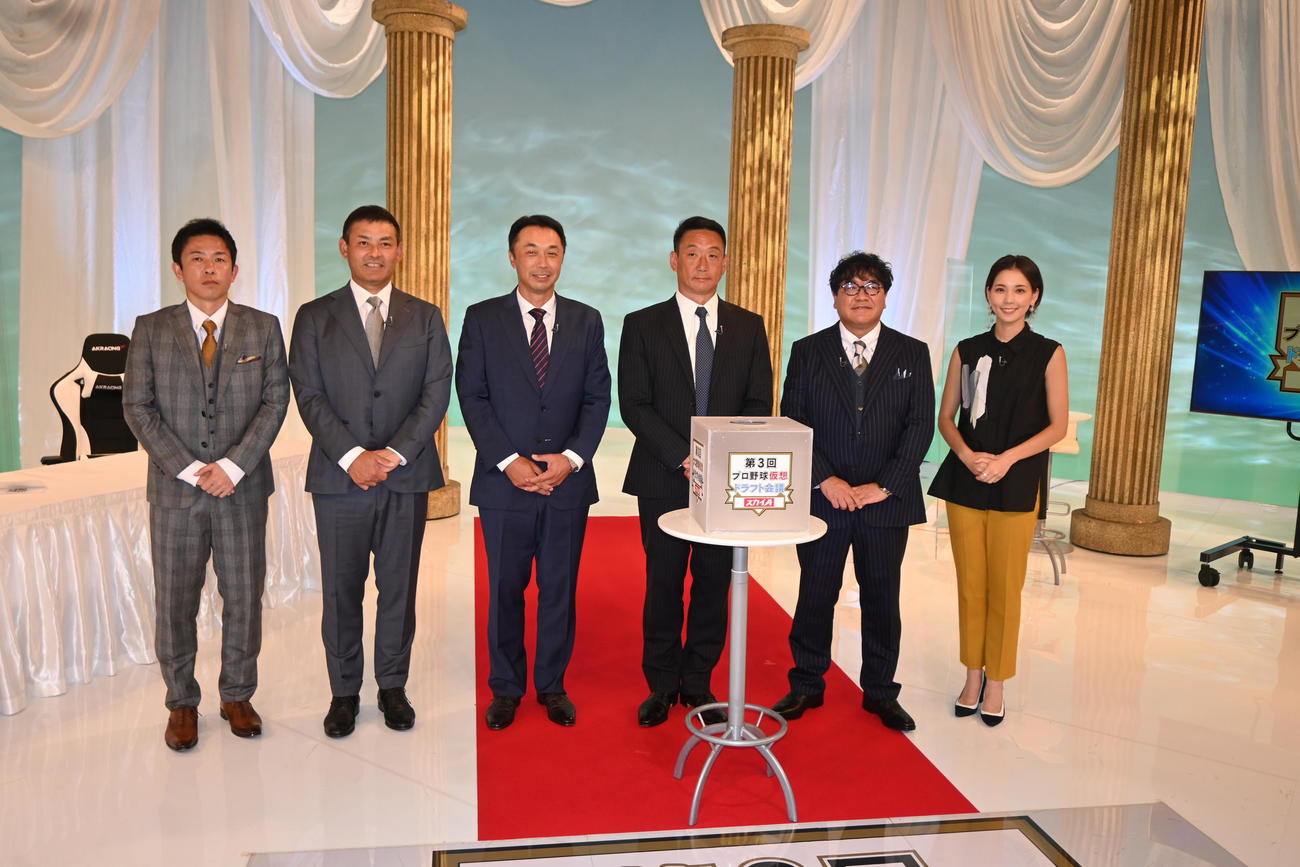 収録に臨んだ左から赤星憲広氏、川上憲伸氏、宮本慎也氏、金本知憲氏、カンニング竹山、ABCテレビのヒロド歩美アナウンサー（撮影・松浦隆司）