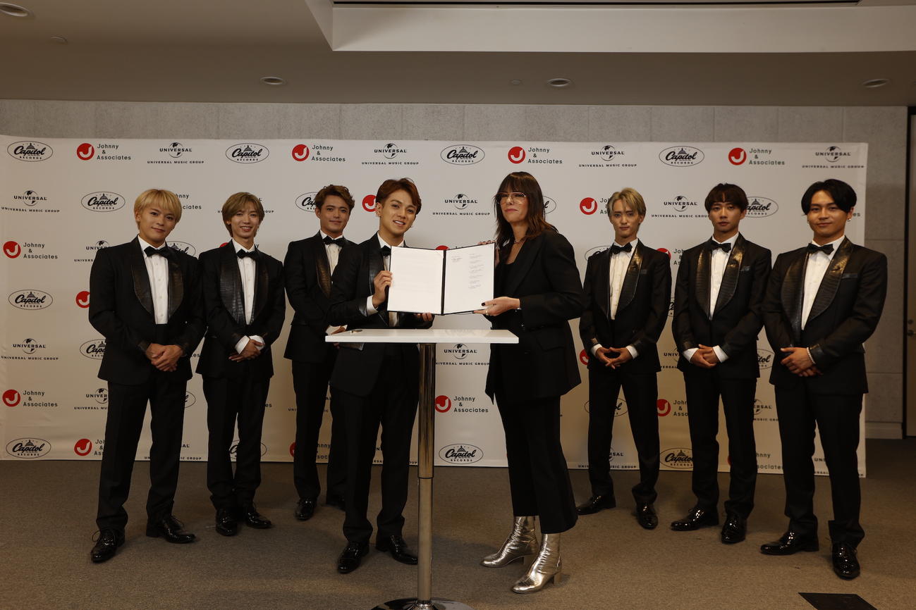 キャピトル・レコードとの契約書にサインしたTravis Japan宮近海斗（中央左）。同右はキャピトルミュージックグループ会長兼CEOのミシェル・ジュベリラー氏