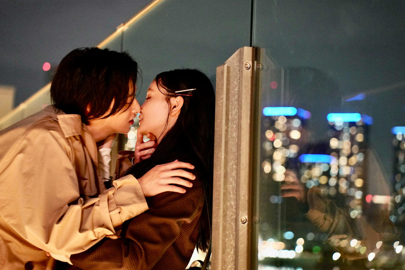 テレビ東京系ドラマ「キス×kiss×キス～メルティングナイト～」でキスシーンを演じる伊藤あさひ（左）と窪田彩乃