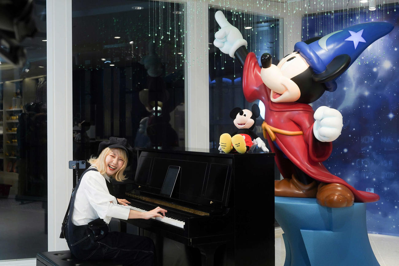 ディズニーの名曲をアレンジしたアルバム「ディズニー・ハッピー・ピアノ・チューンズ」発売記念イベントを行ったポップピアニストのハラミちゃん（C）Disney