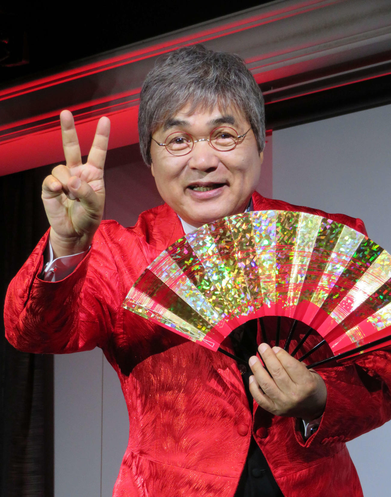 CDデビュー20周年記念セレモニーを行った綾小路きみまろ
