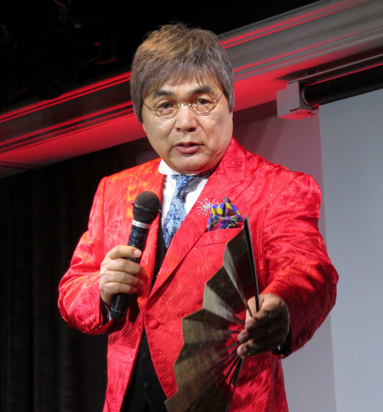 CDデビュー20周年記念セレモニーを行った綾小路きみまろ