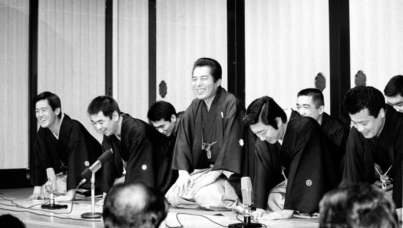 寄席「若竹」の本公演開始を述べる三遊亭円楽（中央）。左端は三遊亭楽太郎、左から2人目は三遊亭好楽（1985年3月撮影）