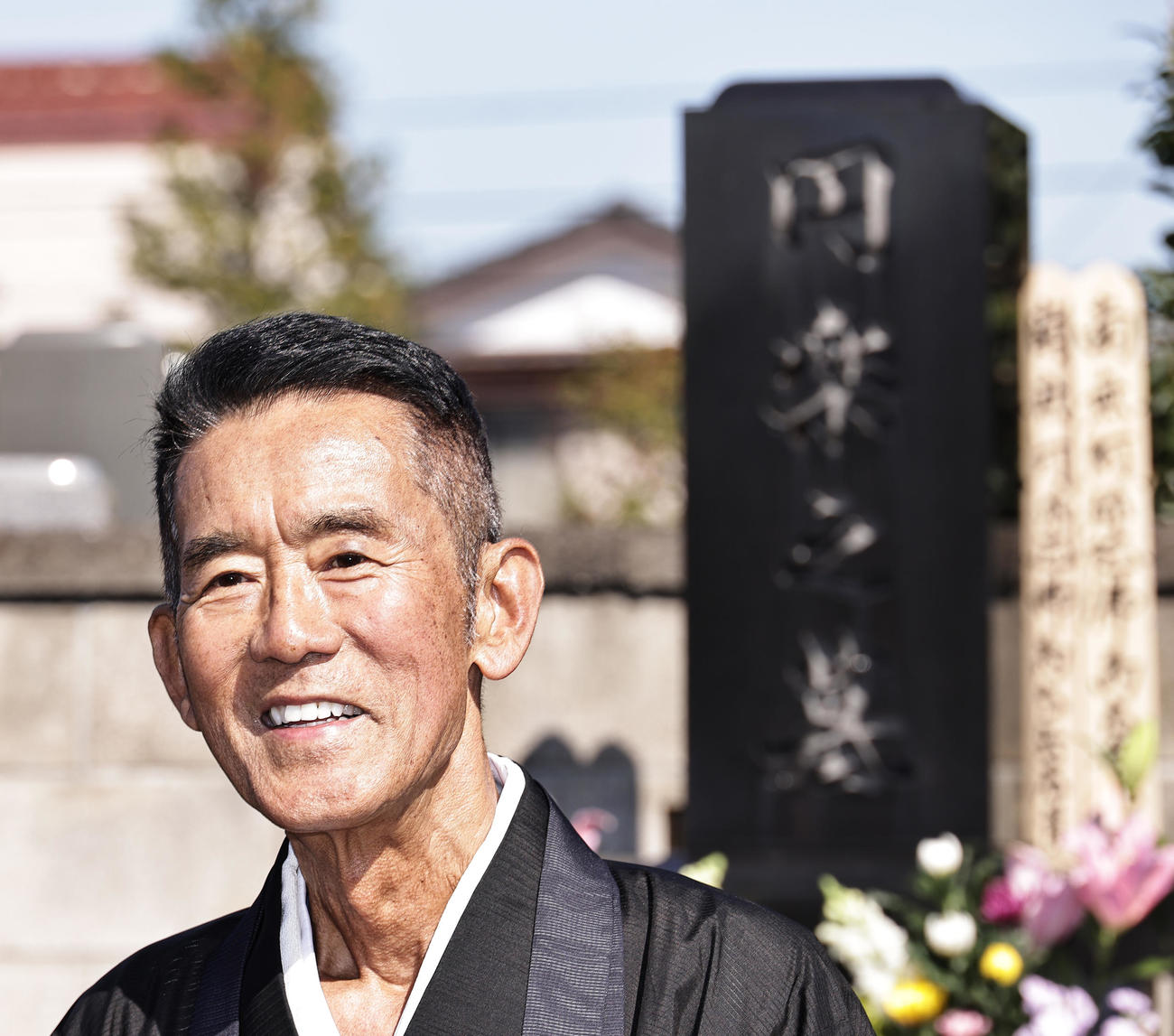 5代目三遊亭円楽さんの墓前で思い出話をする6代目三遊亭円楽さん「（21年10月撮影）