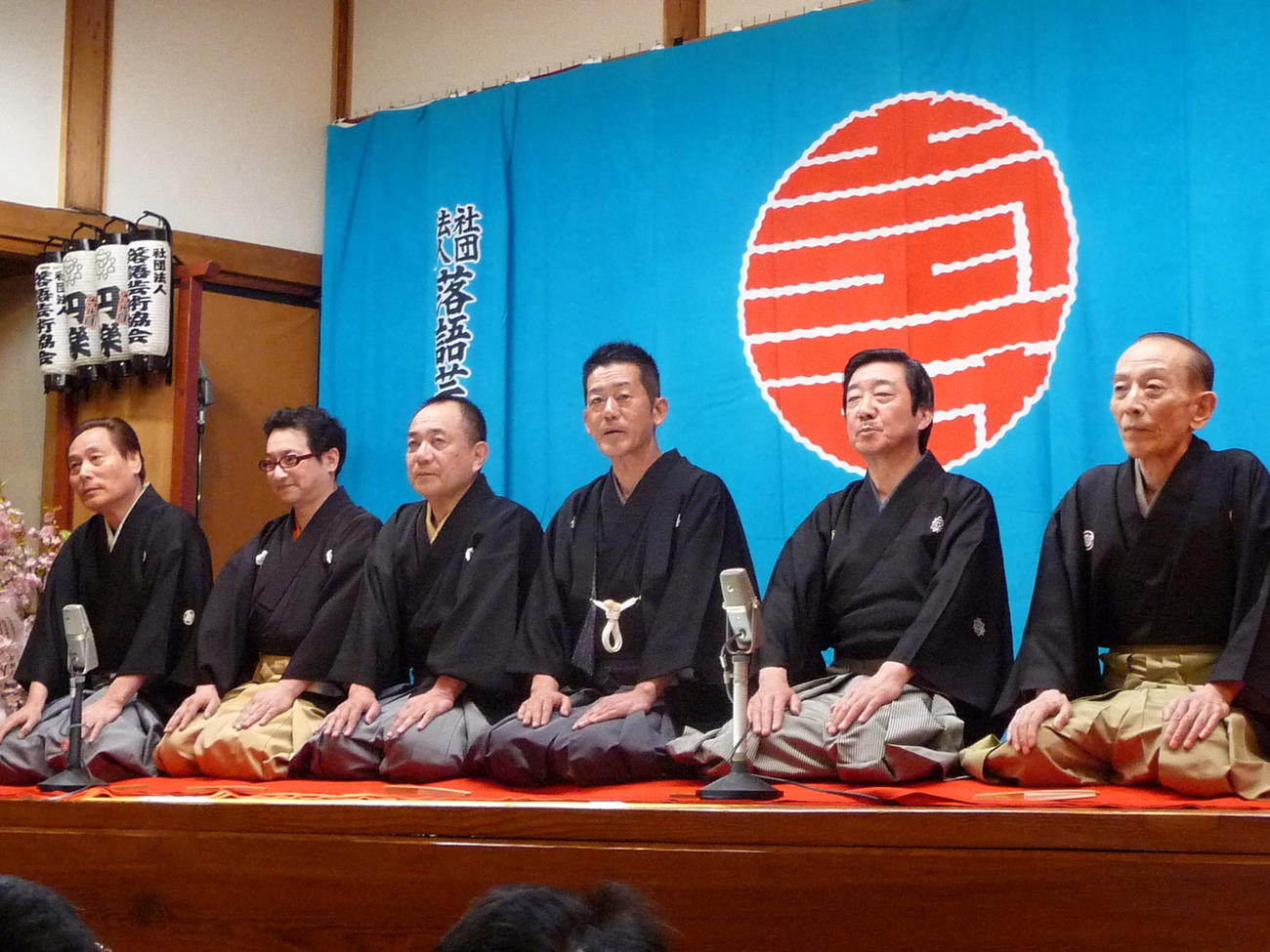 三遊亭円楽さん（右から3番目）の寄席での襲名披露興行。左から桂米助、春風亭昇太、三遊亭小遊三、円楽、三遊亭鳳楽、桂歌丸（2010年3月撮影）